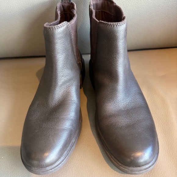 UGG Australia sz US 10 (UK 8, EU 41) Women's premium leather Chelsea boots brown - Picture 2 of 16